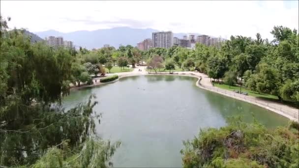Bir Park Lagün Cityscape Havadan Görünümü — Stok video