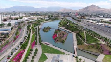 Bir park, lagün ve cityscape havadan görünümü