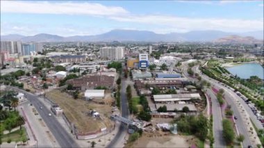 Bir park, lagün ve cityscape havadan görünümü