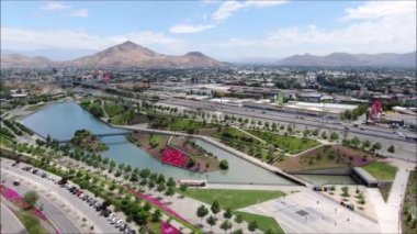 Bir park, lagün ve cityscape havadan görünümü