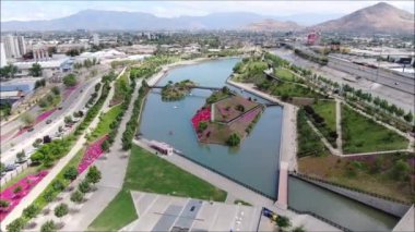 Bir park, lagün ve cityscape havadan görünümü