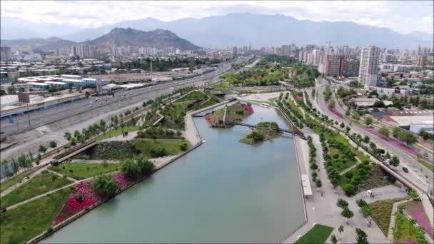 Bir Park Lagün Cityscape Havadan Görünümü — Stok video