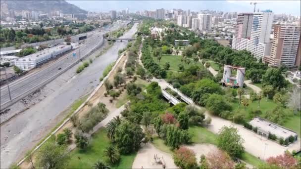 Luchtfoto Van Een Park Een Lagune Een Stadsgezicht — Stockvideo