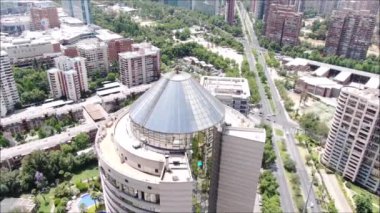 Bir şehir ve binaların havadan görünümü