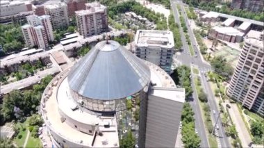 Bir şehir ve binaların havadan görünümü