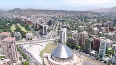 Bir şehir ve binaların havadan görünümü