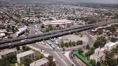 Bir şehir, manzara ve otoyol havadan görünümü