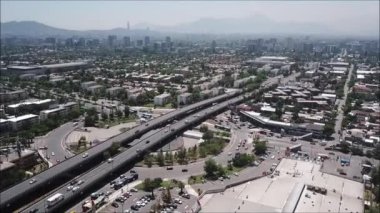 Bir şehir, manzara ve otoyol havadan görünümü