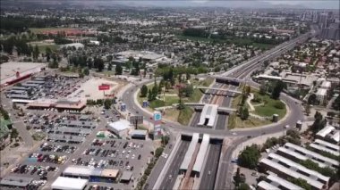 Bir şehir, manzara ve otoyol havadan görünümü