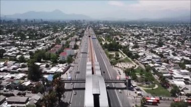 Bir şehir, manzara ve otoyol havadan görünümü