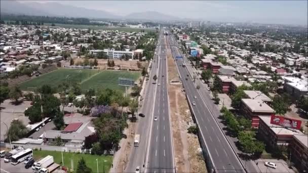 Αεροφωτογραφία Του Μια Πόλη Τοπίο Και Τους Αυτοκινητόδρομους — Αρχείο Βίντεο