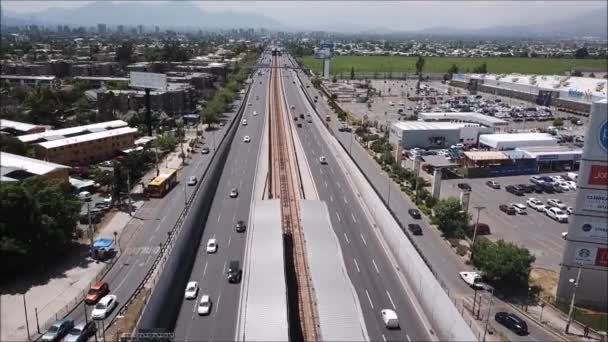 Αεροφωτογραφία Του Μια Πόλη Τοπίο Και Τους Αυτοκινητόδρομους — Αρχείο Βίντεο