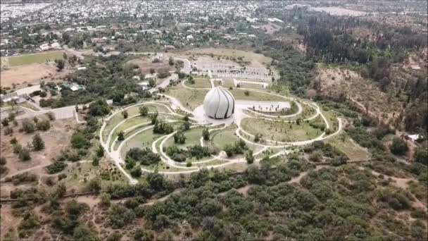 Vue aérienne d'une ville, dôme et paysage 