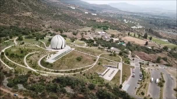 Vue aérienne d'une ville, dôme et paysage 