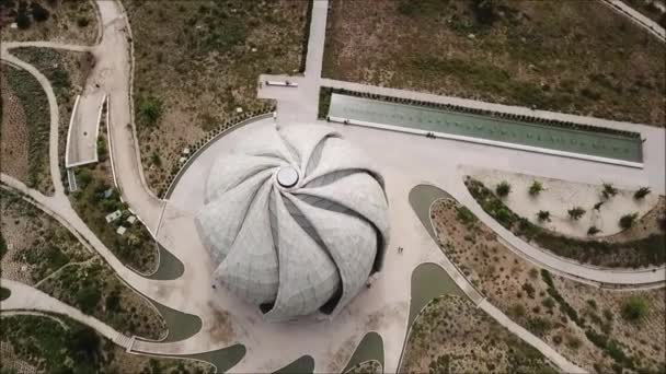 Vue aérienne d'une ville, dôme et paysage 