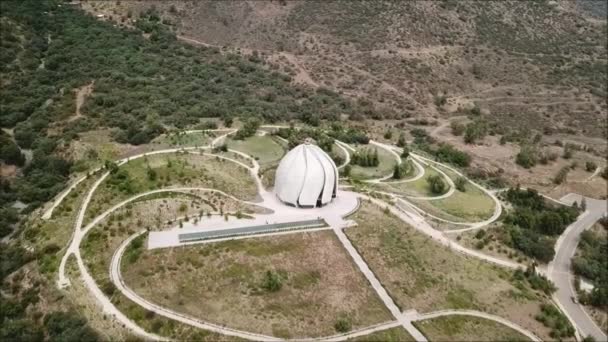 Vue aérienne d'une ville, dôme et paysage 