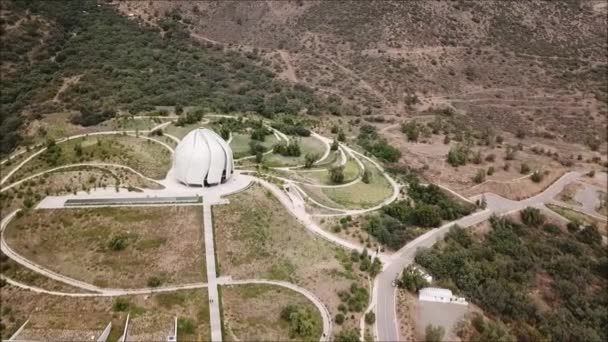 Vue aérienne d'une ville, dôme et paysage 