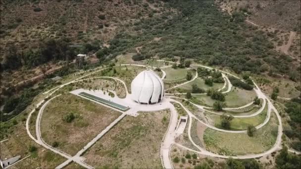 Vue aérienne d'une ville, dôme et paysage 