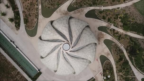 Vue aérienne d'une ville, dôme et paysage 