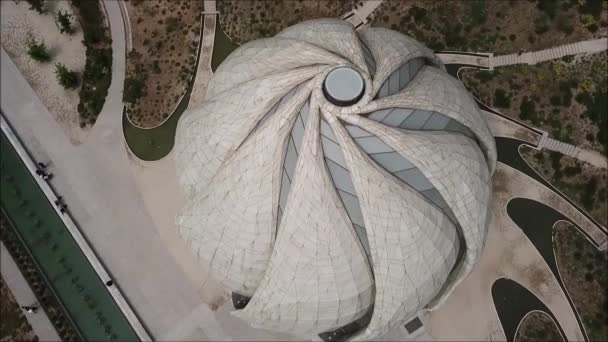 Vue aérienne d'une ville, dôme et paysage 