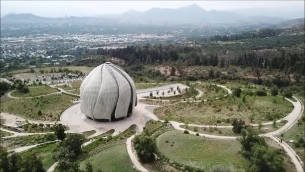 Vue aérienne d'une ville, dôme et paysage 