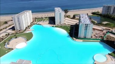 Bir şehir, plaj ve manzara havadan görünümü