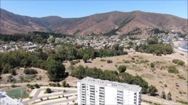 Bir şehir, plaj ve manzara havadan görünümü