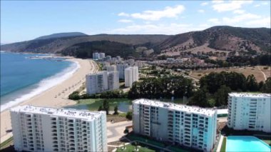 Bir şehir, plaj ve manzara havadan görünümü