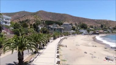 Bir şehir, plaj ve manzara havadan görünümü