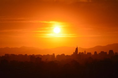 Gün batımı bulutlar ve peyzaj