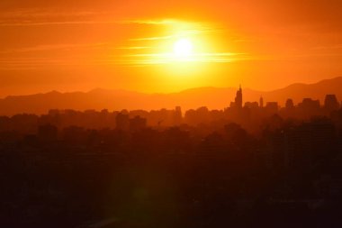 Gün batımı bulutlar ve peyzaj