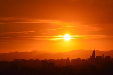 Gün batımı bulutlar ve peyzaj