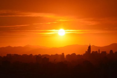 Gün batımı bulutlar ve peyzaj