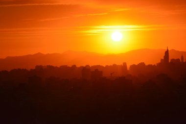 Gün batımı bulutlar ve peyzaj