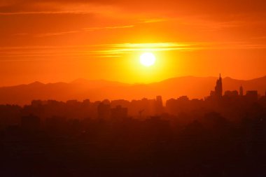 Gün batımı bulutlar ve peyzaj