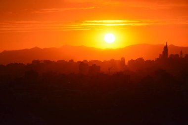 Gün batımı bulutlar ve peyzaj