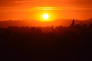 Gün batımı bulutlar ve peyzaj