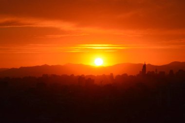 Gün batımı bulutlar ve peyzaj