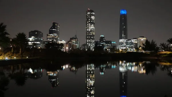 智利圣地亚哥夜晚的城市灯光 — 图库照片