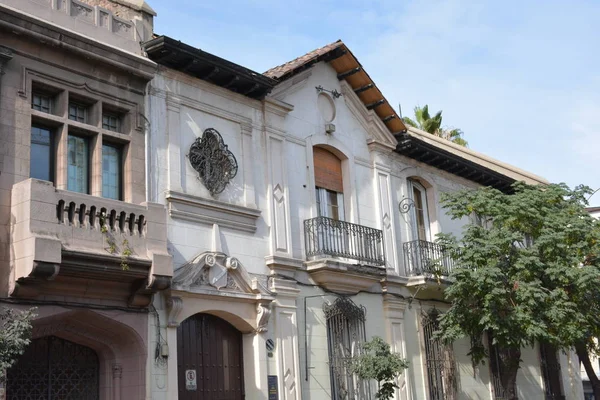 Santiago, Şili'de İspanyol mimarisi ve binası
