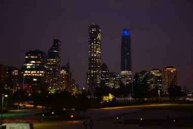 Santiago, Şili'de gün batımı, mimari ve şehir ışıkları