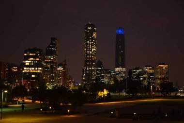 Santiago, Şili'de gün batımı, mimari ve şehir ışıkları