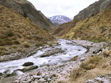Şili'de dağların ve nehirlerin manzarası