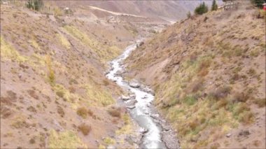 Şili'de havadan görünüm dağ manzarası, nehir ve vadi