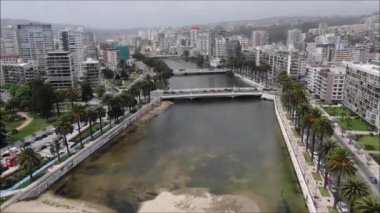 Şili 'de havadan görünüm şehir ve plaj