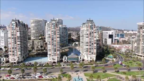 チリの都市とビーチの空中映像 — ストック動画