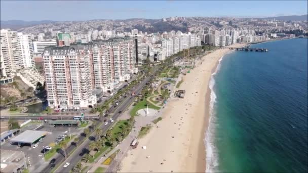 チリの都市とビーチの空中映像 — ストック動画