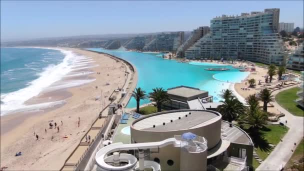 Luftaufnahme Einer Stadt Schwimmbad Und Strand Chile — Stockvideo