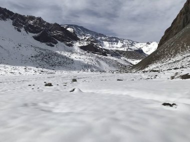 Şili dağ kar ve vadi peyzaj
