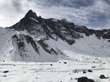 Şili dağ kar ve vadi peyzaj